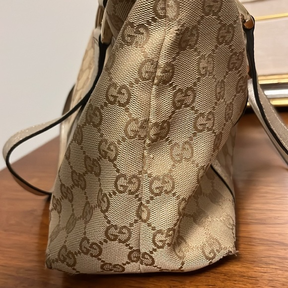 Gucci Abbey Monogram Tote - Picture 4 of 14